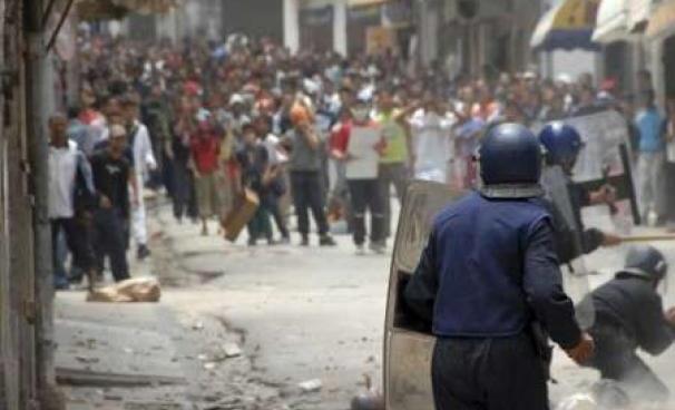 مدي 1 تي في - الأخبار : الجزائر: رجال شرطة يتظاهرون في غرداية والتجمع من أجل الثقافة والديمقراطية يتحدث عن مؤشر  خطير