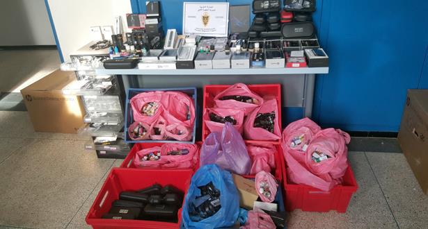 مصالح الجمارك بأكادير تحجز كمية كبيرة من السجائر الإلكترونية المهربة