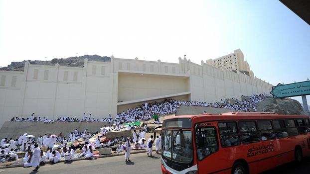 حجاج بيت الله يتوجهون إلى منى لقضاء يوم التروية