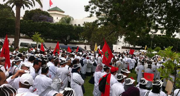 بلاغ رسمي: أطباء الأسنان و الصيادلة غير معنيين بمسودة مشروع الخدمة الوطنية الصحية المقترحة