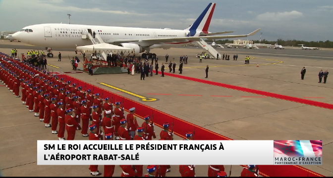 SM le Roi Mohammed VI accueille le Président français à l&rsquo;aéroport de Rabat-Salé 