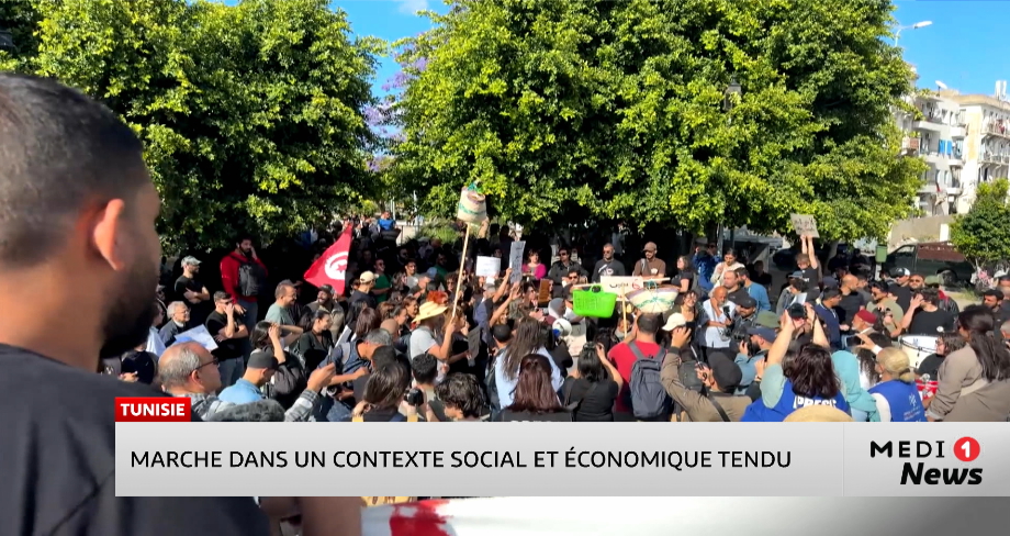 Tunis : marche dans un contexte social et économique tendu