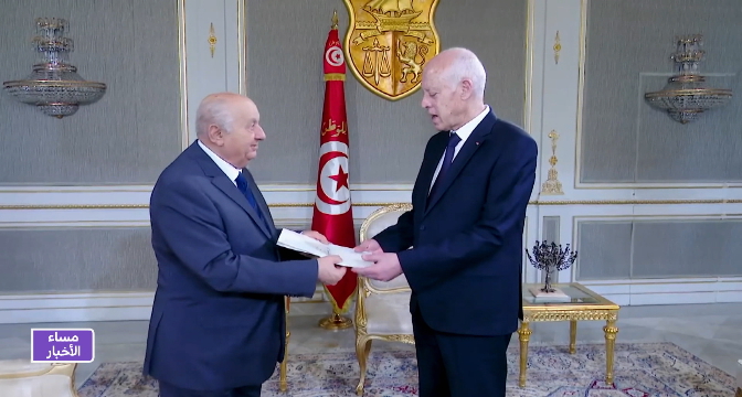 رئيس اللجنة الاستشارية من أجل جمهورية جديدة يقدم مُسوَّدَة َالدستور الجديد للرئيس التونسي