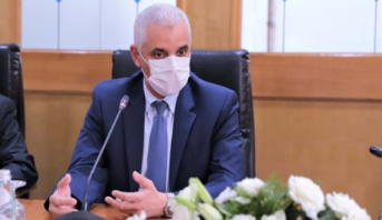 Aousserd:  Ait Taleb visite deux stations de vaccination contre la Covid-19 à El Guerguarat et Bir Gandouz