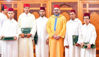 Amir Al-Mouminine, remet le Prix Mohammed VI aux lauréats du programme national de lutte contre l’analphabétisme dans les mosquées 