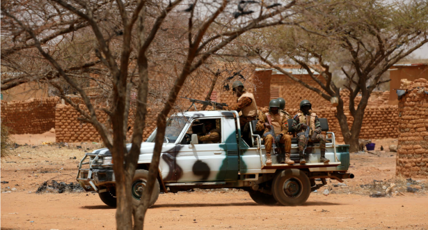 مقتل 22 شخصا على الأقل في هجوم مسلح على قافلة تجار شمالي بوركينا فاسو