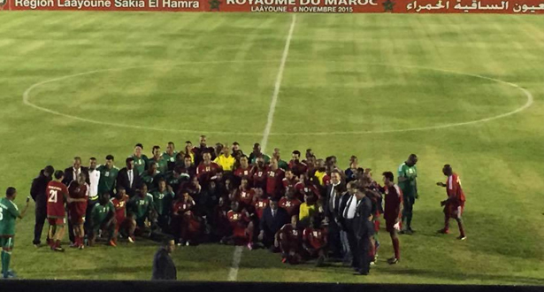 فيديو وصور .. تفاعل كبير مع عزف النشيد الوطني وأجواء عالمية غير مسبوقة بملعب الأغظف بالعيون