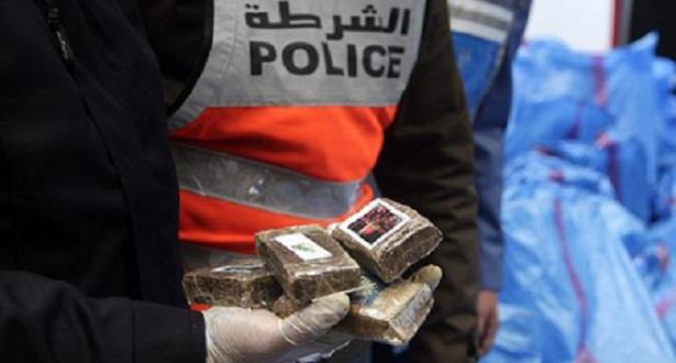 الناظور .. فتح بحث قضائي لتحديد المتورطين في محاولة تهريب طنين و 380 كيلوغرام من مخدر الشيرا الناظور .. فتح بحث قضائي لتحديد المتورطين في محاولة تهريب طنين و 380 كيلوغرام من مخدر الشيرا