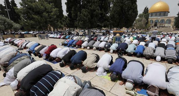 أزيد من 200 ألف فلسطيني يؤدون صلاة عيد الفطر بالمسجد الأقصى