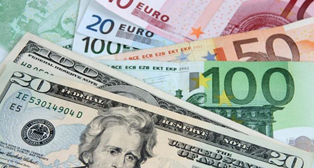 الدولار يرتفع مقابل تراجع الأورو الدولار يرتفع مقابل تراجع الأورو