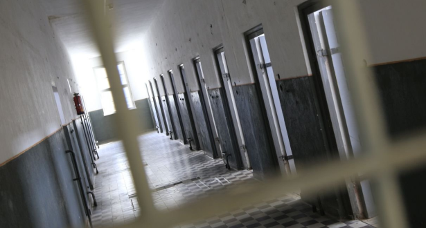 معتقل بالسجن المحلي تولال 2 يقدم على الانتحار