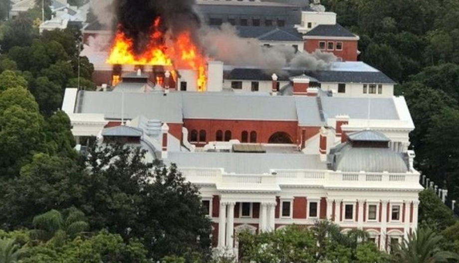 Afrique du Sud: le parlement ravagé par les flammes