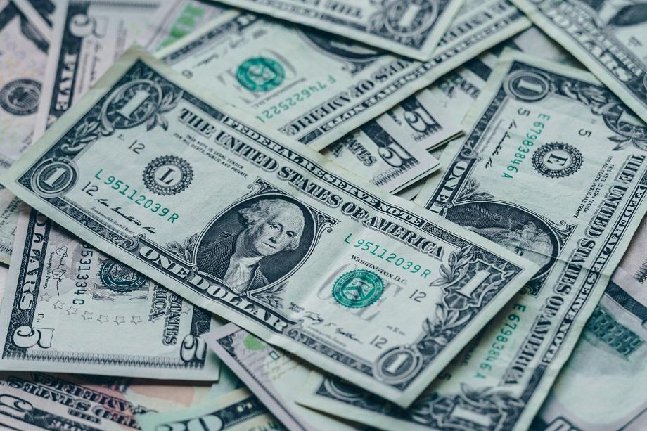 الدولار يقترب من أدنى مستوى في عدة سنوات