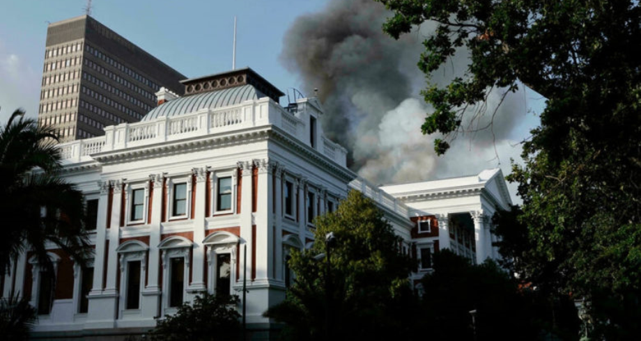 جنوب افريقيا .. حريق مبنى البرلمان يعاود الاندلاع بعد السيطرة عليه