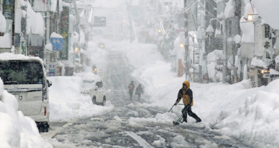 Japon: annulation des vols domestiques à cause d'importantes chutes de neige à Tokyo