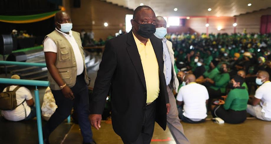رئيس جنوب إفريقيا يغادر اجتماعا لأسباب أمنية 