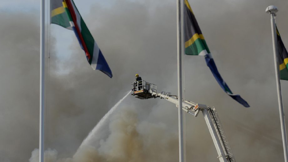 Afrique du Sud: le bâtiment du ministère de la Justice prend feu