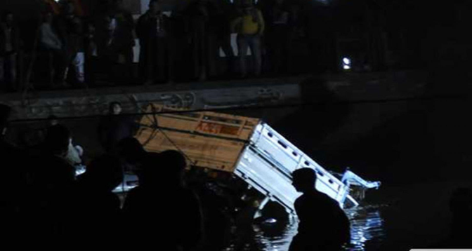 مصرع شخصين وفقدان ثمانية آخرين إثر سقوط عربتهم من فوق عبارة في النيل

