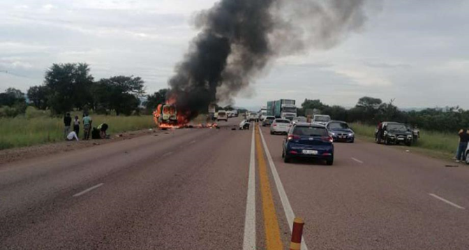 حادث مروري مأساوي في جنوب إفريقيا .. مقتل 17 شخصا بينهم 16 احترقوا