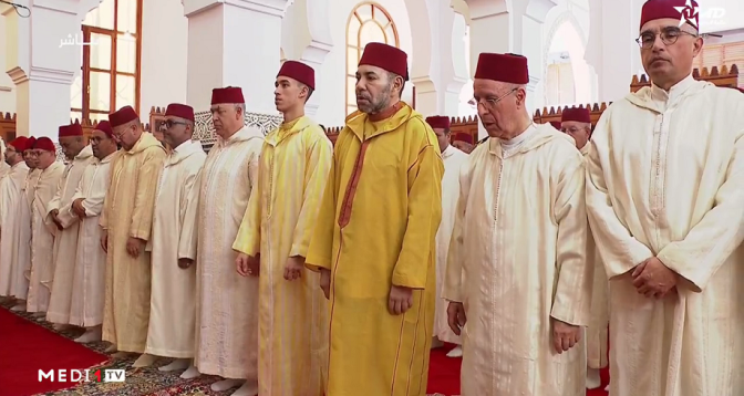 SM le Roi, Amir Al Mouminine, accomplit la prière du vendredi à la mosquée "SAR le Prince Héritier Moulay El Hassan" à Salé
