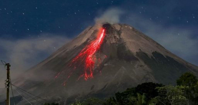 Indonésie : le volcan Merapi entre à nouveau en éruption sur l’île de Java