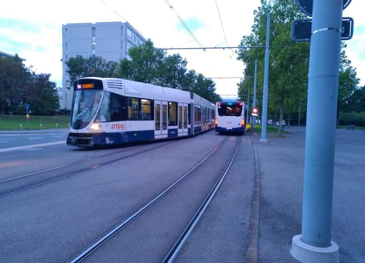 Un bus scolaire percute un tramway à Munich, douze blessés