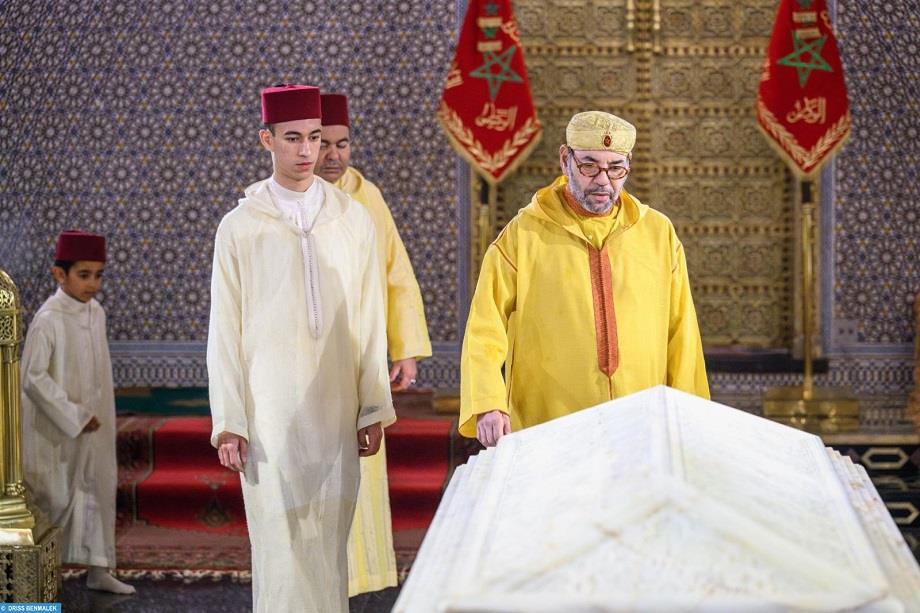 SM le Roi, Amir Al Mouminine, se recueille sur la tombe de Feu SM le Roi Mohammed V

