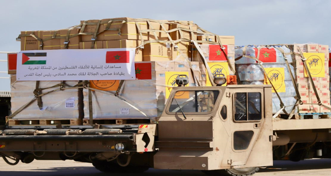 Des médias arabes mettent en lumière l’acheminement des aides humanitaires marocaines à Gaza par voie terrestre