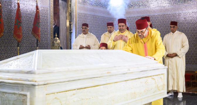 SM le Roi, Amir Al Mouminine, se recueille sur la tombe de Feu SM le Roi Mohammed V
