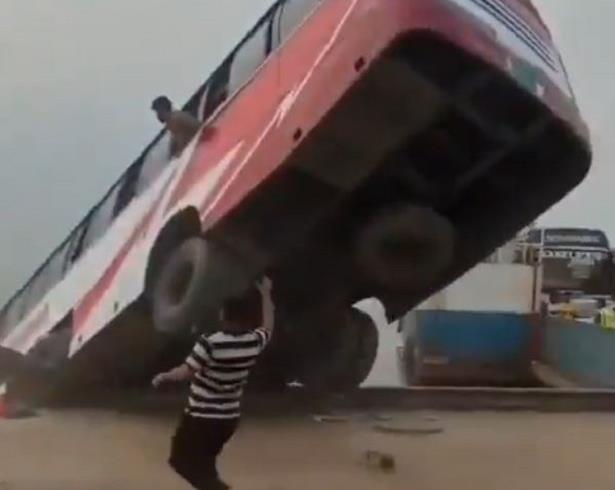 Bangladesh.. 18 morts dans la chute d'un bus dans un fleuve