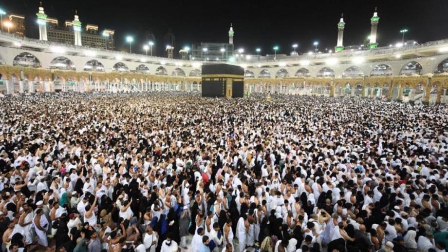 الملايين يتوافدون على الحرم المكي لحضور ختم القرآن في ليلة 29 رمضان