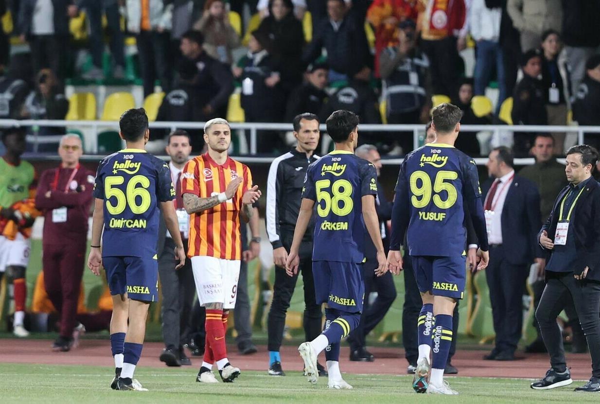 Supercoupe de Turquie: les joueurs de Fenerbahçe quittent le terrain après 3 minutes de jeu