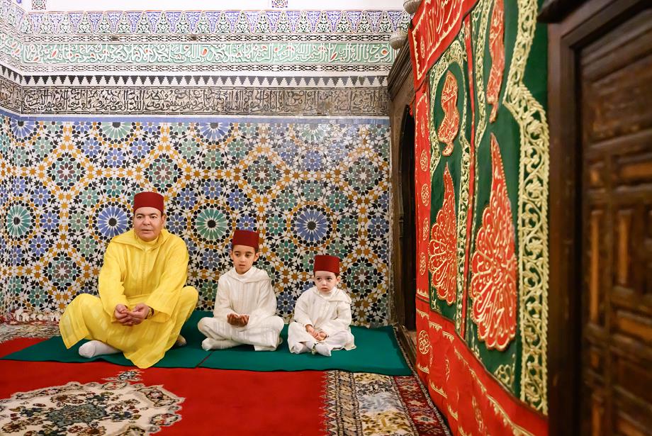 Le Prince Moulay Rachid visite le Mausolée Moulay Idriss Al Azhar à l'occasion de la circoncision des Princes Moulay Ahmed et Moulay Abdeslam
