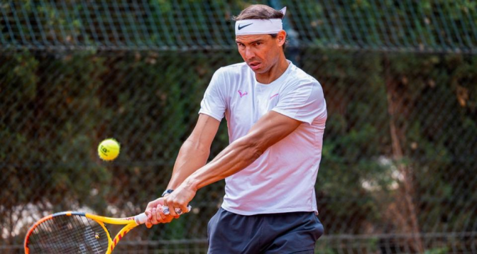 Tennis: Rafael Nadal "pas sûr de jouer à Roland-Garros", à un mois du tournoi