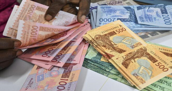 Sénégal: saisie par la douane de billets noirs d’une valeur de cinq milliards de francs CFA dans le sud du pays