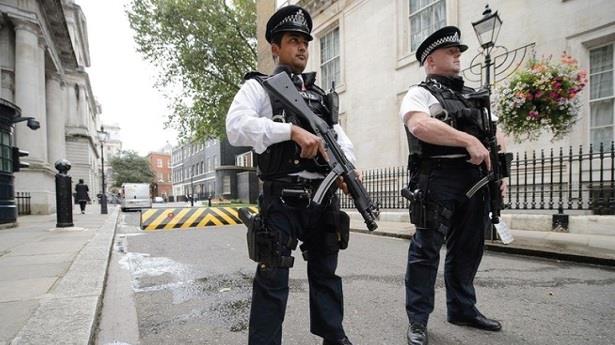 بريطانيا .. شخص يهاجم شرطيين بواسطة سكين في قلب لندن