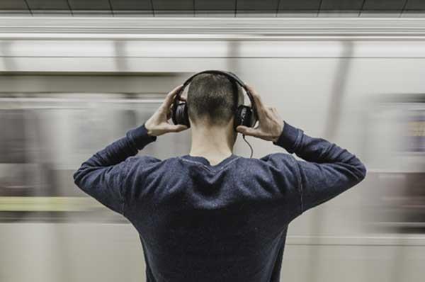 استخدام سماعات الأذن لفترة طويلة يؤدي لحدوث التهابات
