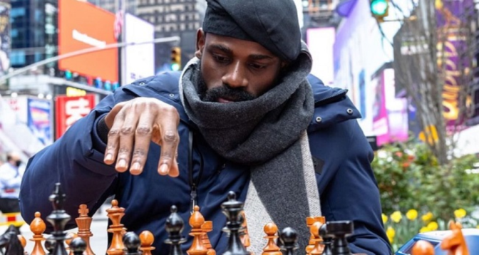 Marathon d'échecs : Un Nigérian bat le record du monde en jouant plus de 58 heures d'affilée sans défaite

