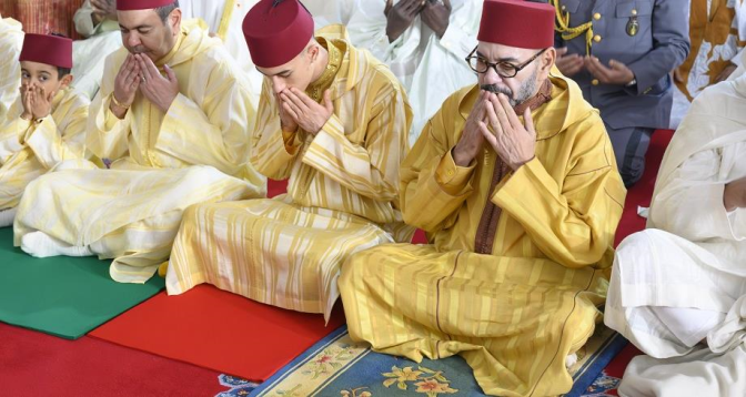 Le Roi Mohammed VI accomplit la prière de l’Aïd Al-Fitr et reçoit les vœux 