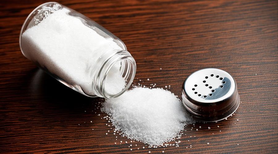 الملح في حياتنا .. هل نستهلكه دون أن نشعر؟ و هل يمكن أن يتحول الصغير إلى خطر صامت ؟
