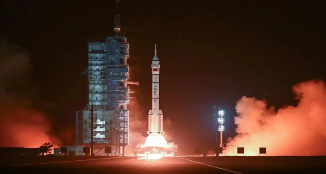 رواد سفينة الفضاء "شنتشو-18" يدخلون محطة الفضاء الصينية