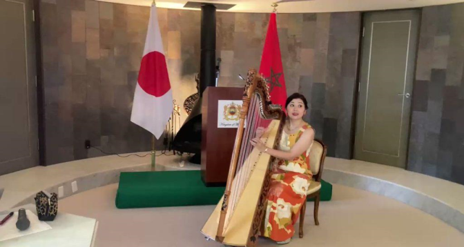 Une harpiste japonaise interprète l'hymne national marocain
