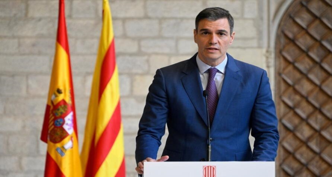 Le Premier ministre espagnol Pedro Sánchez décide de rester au pouvoir