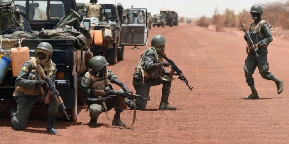 Mali : 12 terroristes tués dans des frappes de l'armée contre une base terroriste dans le centre du pays 

