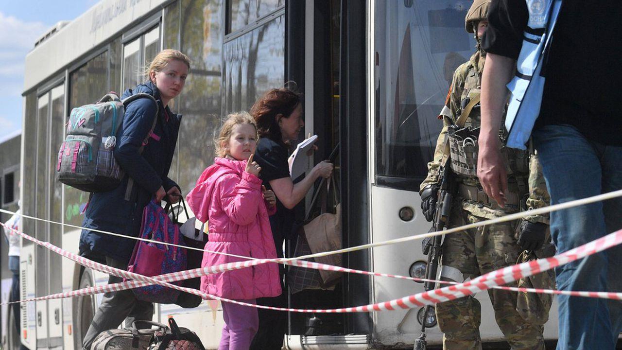 Marioupol: Moscou confirme l'évacuation de civils d'Azovstal, certains "remis" à l'ONU