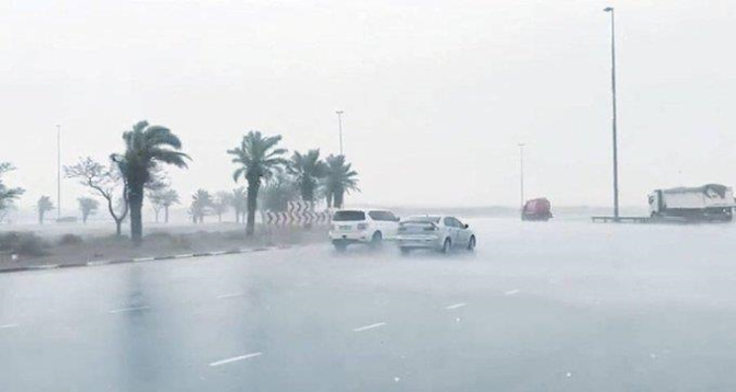 أمطار غزيرة بالإمارات تتسبب في إغلاق مدارس ومقار عمل واضطراب جزئي في حركة النقل بمطار دبي