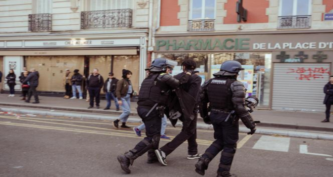 Réforme des retraites : Un rapport dénonce des arrestations arbitraires lors des manifestations à Paris


