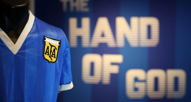 Un maillot de légende de Maradona vendu aux enchères plus de 9 millions de dollars, record pulvérisé 