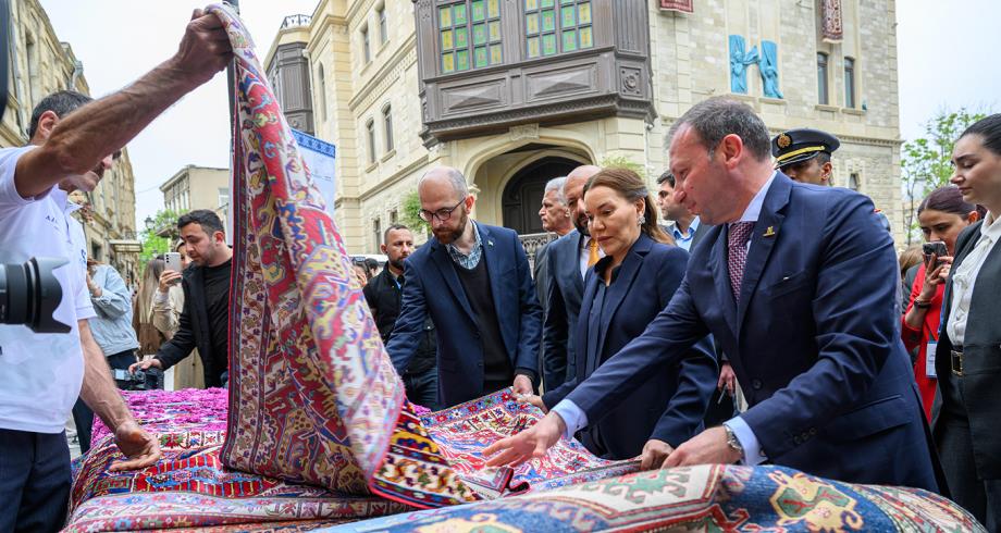 SAR la Princesse Lalla Hasnaa visite à Bakou le Festival international du tapis d'Azerbaïdjan