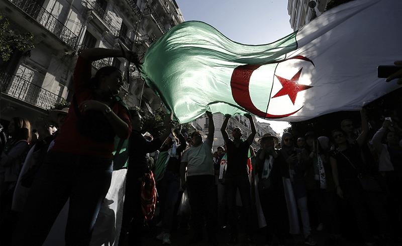 جزائريو المهجر يتظاهرون أمام سفارات وقنصليات بلادهم دعما للحراك